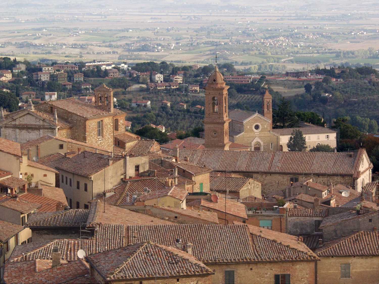 Montepulciano, palazzi e campanili