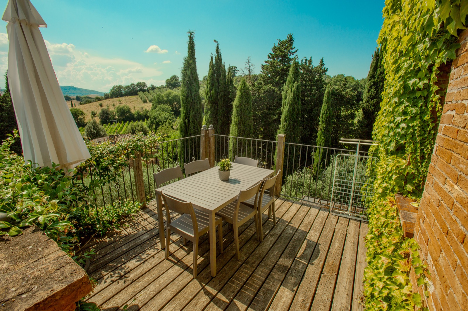 Terrazza privata con vista sui cipressi