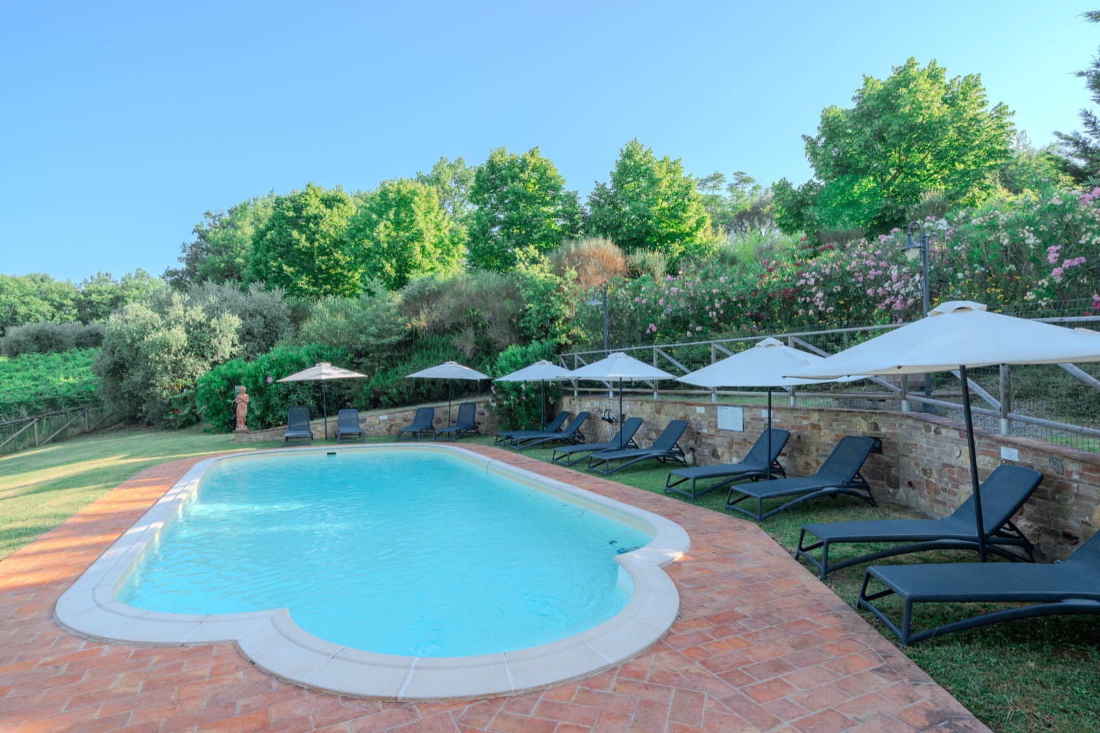 Piscina con lettini e ombrelloni