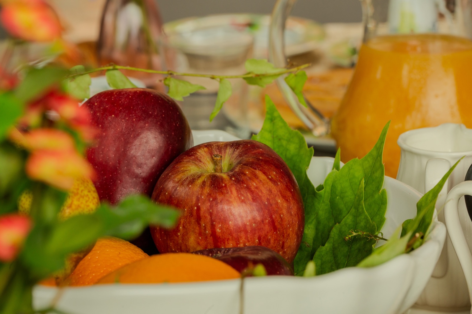 Colazione toscana con frutta e spremuta