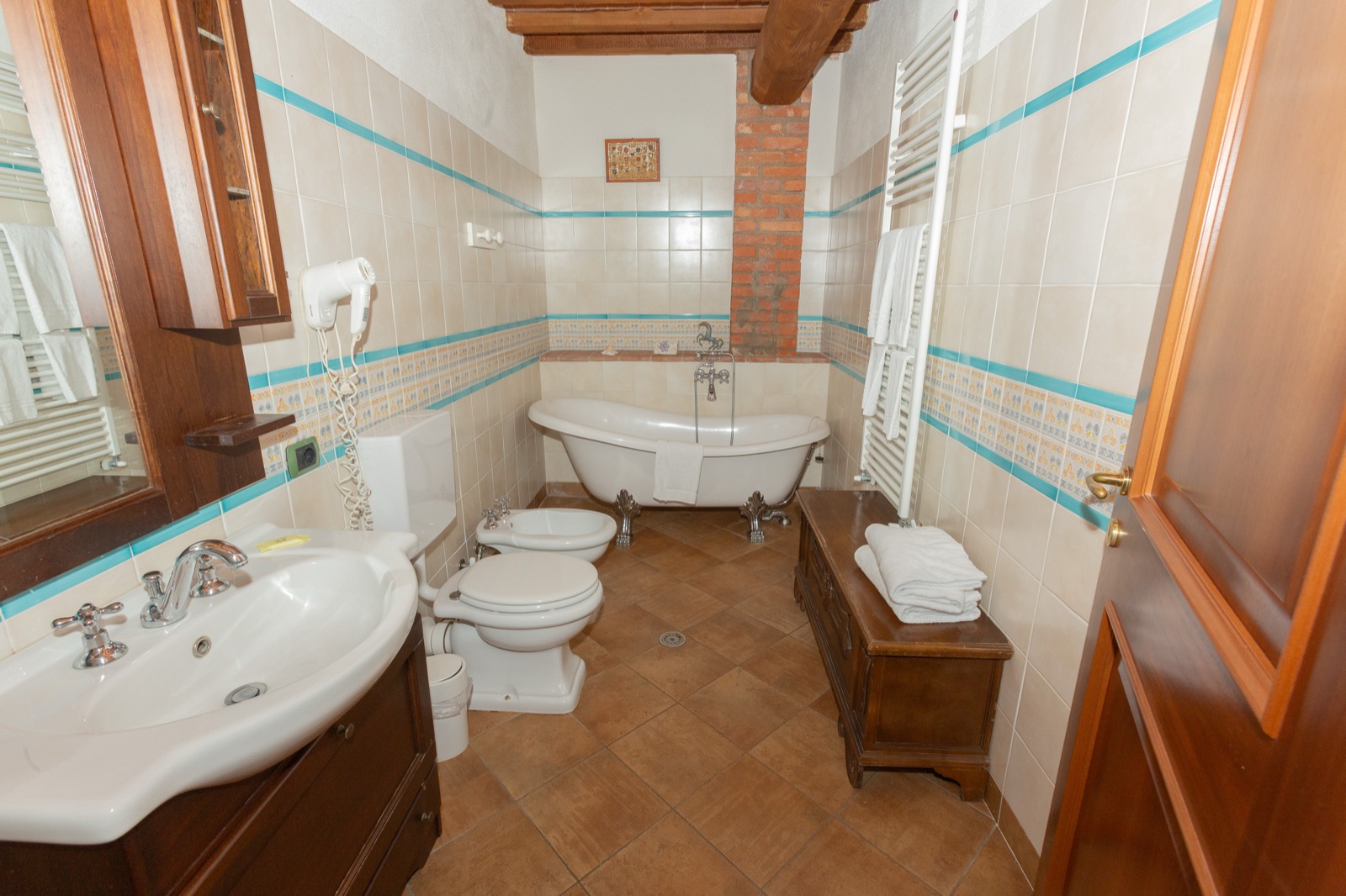 Bagno con vasca freestanding