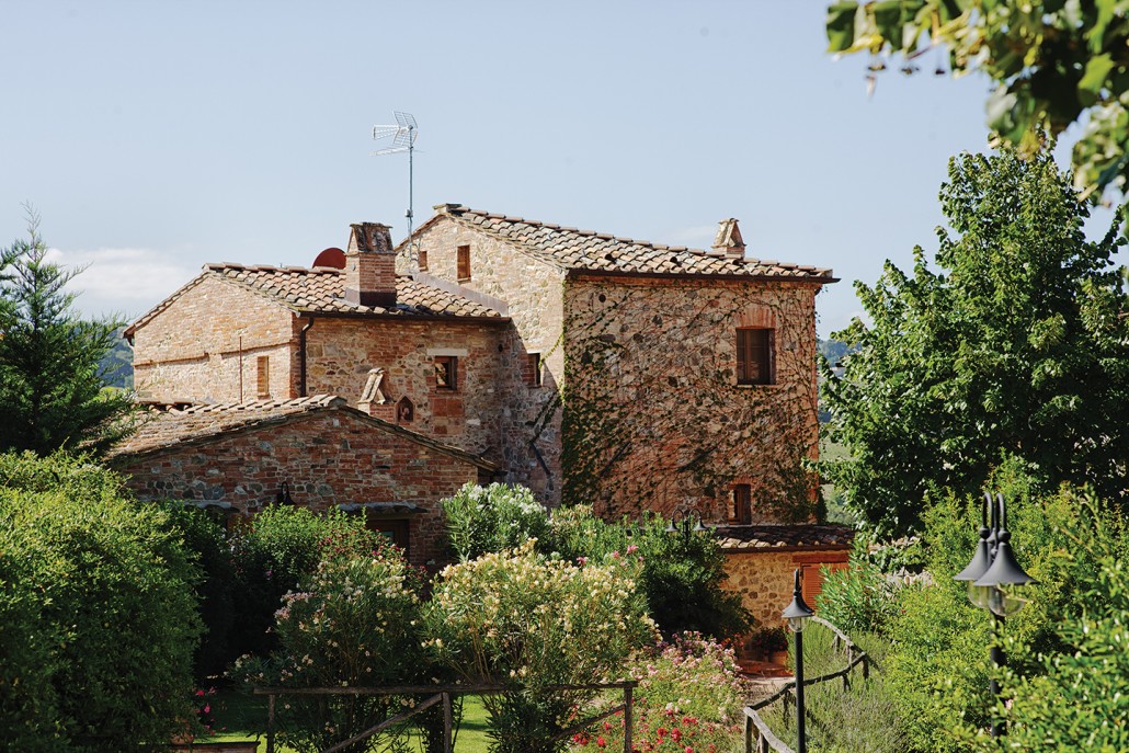 Il Borgo dei Sette Tigli in pietra toscana, circondato dal giardino